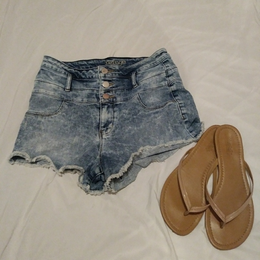 💙NWOT Hi-Waisted Acid-Washed Jean Shorts💙